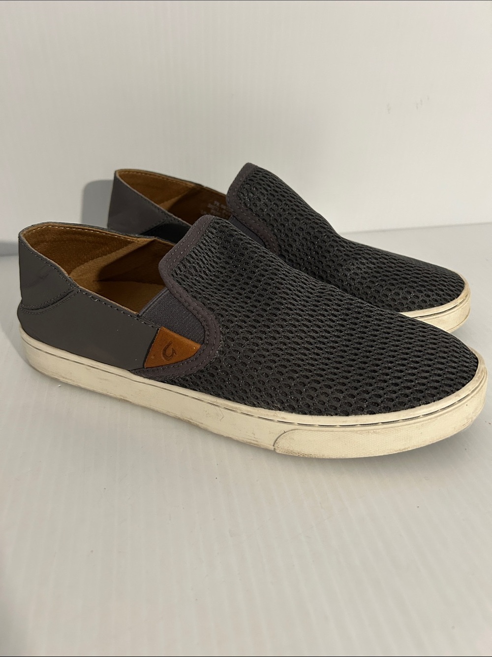 OluKai Pehuea women’s 7.5 drop in slip on shoes